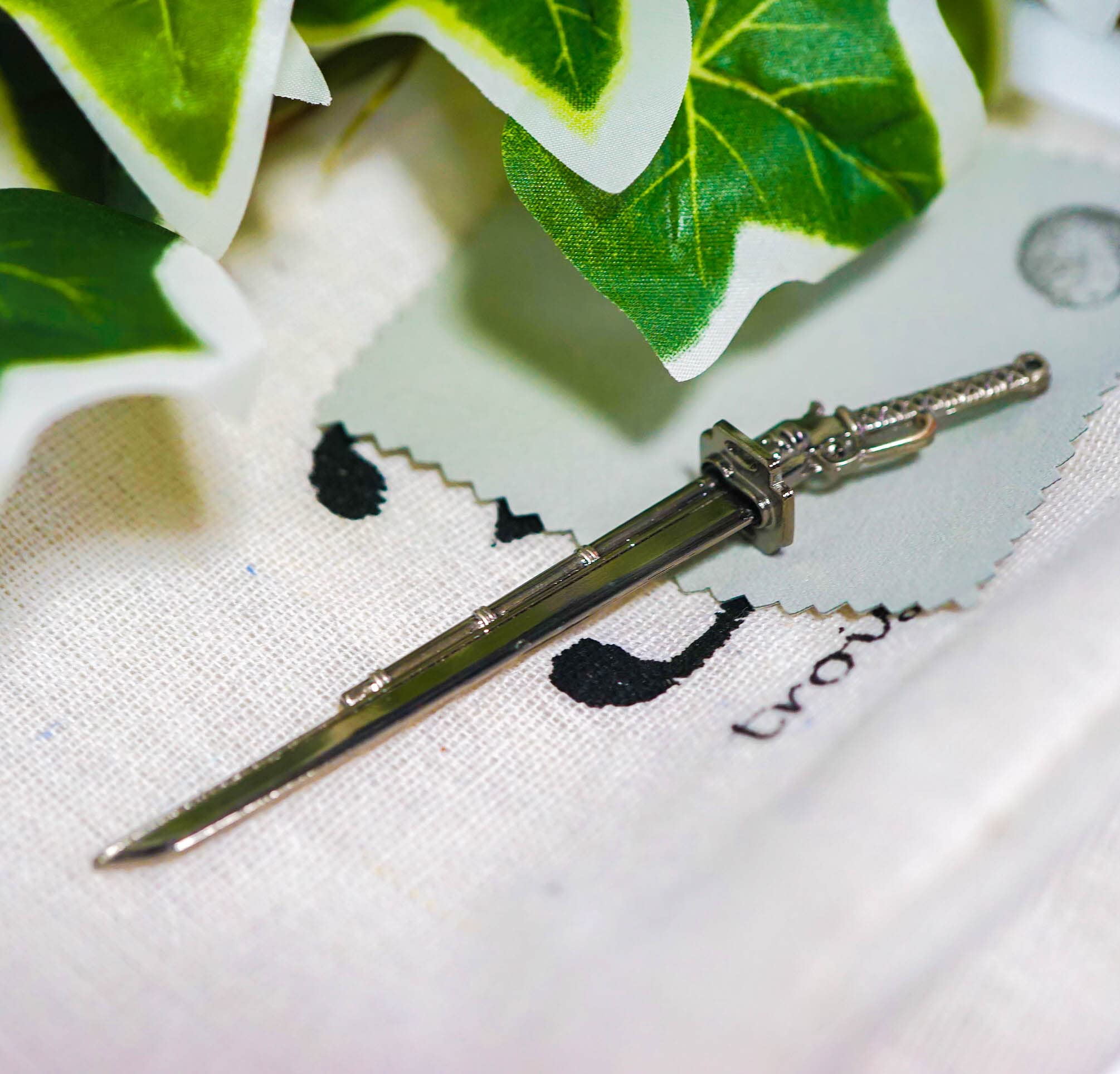 Amazon.co.jp: キーホルダー スコール ヴァイス 剣 刀 チャーム ガン